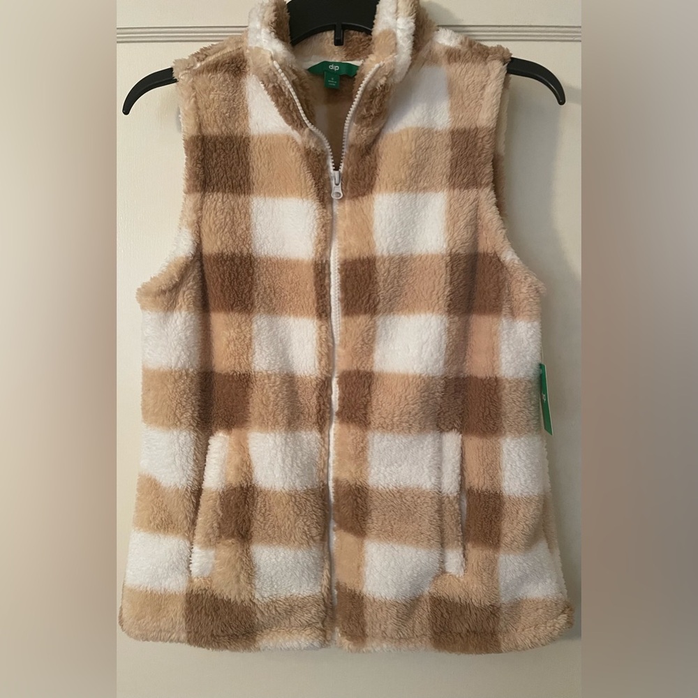 NWT ⭐️ Light weight plush plaid women’s zippered jacket vest. 24.5” long